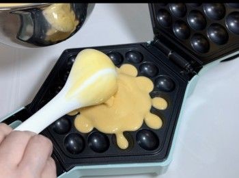 step7: 將雞蛋仔機先預熱2分鐘，再注入適量的粉漿，焗4至5分鐘，雞蛋仔就完成。（詳細的翻機步驟，請參考YouTube教學影片）