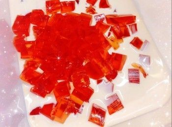 step3: <span class="group_2">牛奶布丁</span>： 1. 魚膠粉加入水中（拌勻後，靜置5分鐘，待魚膠粉完全吸水膨脹），用熱水坐溶（如直接用熱水開溶，魚膠粉會容易結塊），攪拌至魚膠粉完全溶解 2. 花奶和鮮奶混合，用微波爐加熱，加入糖，攪伴至糖完全溶解 3. 加入魚膠粉水拌勻 4. 最後，加入淡忌廉，拌勻 5. 放涼後，加入啫喱粒，拌勻