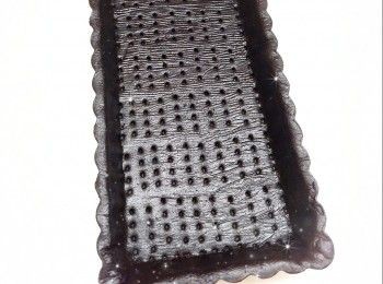 step3: 然後再以小叉子將<span class="group_1">撻皮</span>底部刺上小孔（令<span class="group_1">撻皮</span>平均受熱，亦可避免焗時<span class="group_1">撻皮</span>隆起），放進雪櫃冷藏15分鐘（避免焗時<span class="group_1">撻皮</span>收縮）