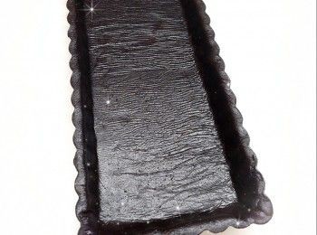 step2: 將<span class="group_1">撻皮</span>放入模具中（塗上油），由內到外壓開至厚度平均，最後整理好邊沿形狀