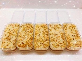 step3: 將適量的桂花果凍倒在已凝固的<span class="group_1">椰汁布丁</span>上，放進雪櫃冷藏至凝固