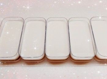 step1: <span class="group_1">椰汁布丁</span>： 1. 魚膠粉加入水中（拌勻後，靜置5分鐘，待魚膠粉完全吸水膨脹），用熱水坐溶（如直接用熱水開溶，魚膠粉會容易結塊），攪拌至魚膠粉完全溶解 2. 椰汁用微波爐加熱，加入糖，攪伴至糖完全溶解 3. 加入魚膠粉水拌勻 4. 最後，加入鮮奶，拌勻 5. 將適量的<span class="group_1">椰汁布丁</span>水倒入盒子中，放進雪櫃冷藏至凝固