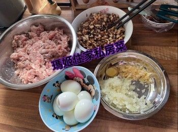 step4: 洋蔥切碎～蒜頭切碎～薑切片備用
預先烚熟雞蛋👉🏻剝殼備用