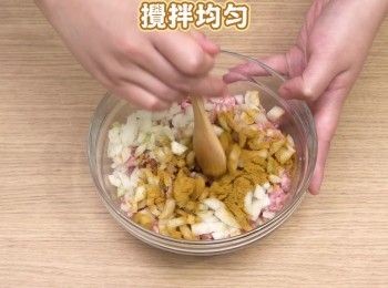 step3: 免治豬肉加入<span class="group_2">調味料</span>及洋蔥碎，攪拌均勻
Mix minced pork with seasonings and chopped onion.