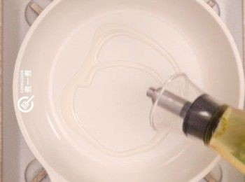 step3: 大火燒熱少許油再轉中火
Heat some oil over high heat and then turn to medium heat.