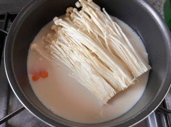 step3: 把金菇撕成小束，並放進豆乳湯中煮熟。