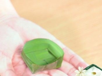 step6: 將斑蘭葉摺成小兜
Fold pandan leaves into a small tray.