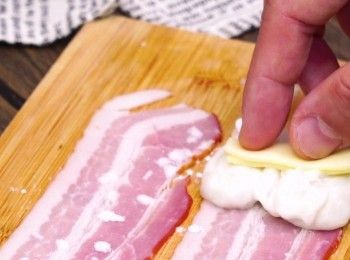 step4: 放入芝士片
Add in one small piece of cheese.