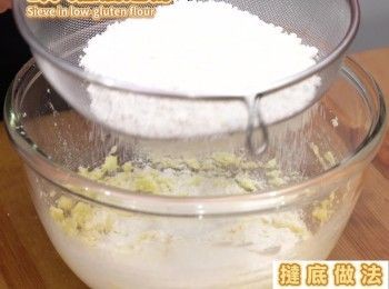 step4: 篩入低筋麵粉，並用刮刀拌勻至沒有顆粒
Sieve in low-gluten flour and mix with scraper until no lumps.