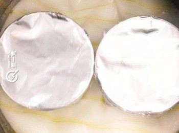 step10: 把布丁杯放入鋪有毛巾的煲內，小火蒸18分鐘
Place the pudding cups in a pot lined with a towel, steam over low heat for 18 minutes.