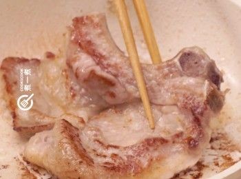 step4: 放入豬扒，煎至兩面金黃
Add the pork chops and pan fry until both sides golden brown.