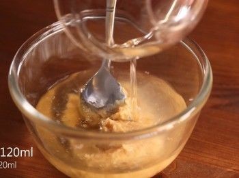 step2: 接著將味噌、料理酒、味醂混合均勻備用。
