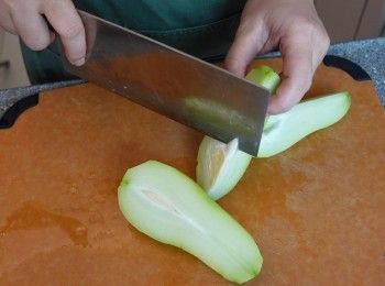 step2: 合掌瓜粟米紅蘿蔔切塊