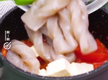 step8: 下豆腐粒及蒟蒻
Add bean curd and konjac.