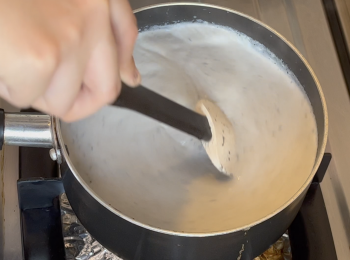 step2: 鍋中加入牛奶和黑芝麻醬，小火煮，一邊煮一邊攪拌，牛奶煮到稍微冒白煙，即可加魚膠粉溶液，攪拌均勻即可關火