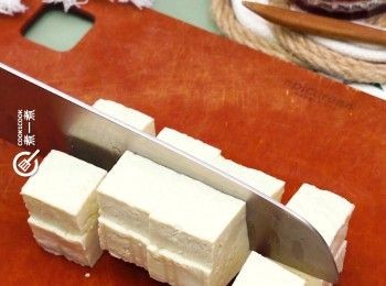 step2: 豆腐切大粒備用
Cube bean curd.
