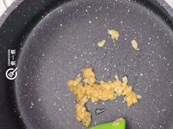 step6: 燒熱少許油，爆香蒜蓉
Heat a little bit oil. Stir fry garlic until fragrant.