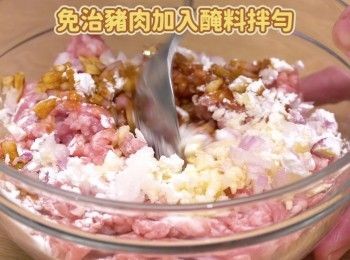step3: 免治豬肉加入紅蔥頭，蒜頭和<span class="group_2">醃料</span>拌勻
Mix minced pork with shallot, garlic and marinade.