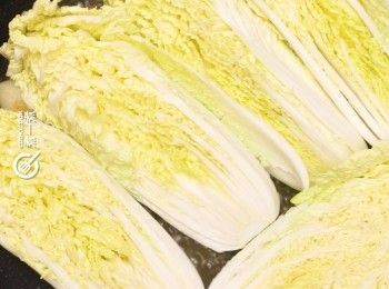 step7: 放娃娃菜
Add in the baby Chinese cabbage.