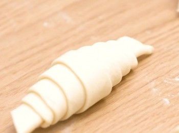 step3: 從底部往上捲，形成牛角包形狀麵團
Roll up from the bottom, to form a croissant shape dough.