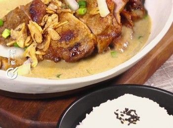 step8: 將適量白咖喱淋在豬扒上，放上洋葱、葱花及炸葱頭碎，配以白飯享用
Pour some white curry sauce on top. Granish with onion, chopped spring onion and deep fried chopped shallot. Serve with rice.