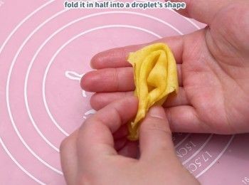 step8: 摺好後固定一下，讓它稍微冷卻定型
Hold and let it cool and fix.