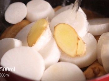 step3: 加入蘿蔔、調味料與開水煮滾後轉小火，燉煮約30~45分鐘。