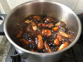 step5: 再用大火煮沸雞汁，並用約2分鐘迫熟<a href="https://bit.ly/3zHU5V3" target="_blank" data-keyword="雞翼" class="guide-link"><strong>雞翼</strong></a> <span style="display:inline-block;vertical-align:middle;margin-top:-3px;color:initial;border-radius:3px;padding:2px 3px;font-size:12px;line-height:14px;background:#87d300;color:#fff;">即買</span> 和雞下髀，要不時攪拌以免雞汁溢出。