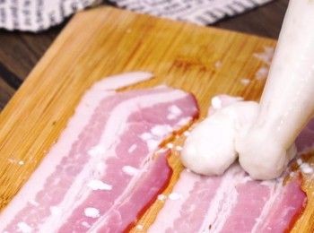 step3: 用唧袋將墨魚膠唧在煙肉的一端
Put some cuttlefish paste at one end of the bacon with a pastry bag.