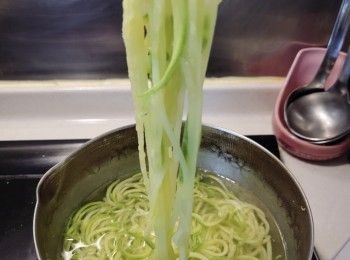 step7: 煲滾一大鍋水，下少許鹽，把翠肉瓜麵煮至軟身熟透，隔走水分上碟。上碟後將煮好的肉醬和翠肉瓜麵拌勻便可享用。