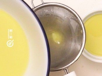 step5: 過篩注入燉盅內
Strain into a small bowl.