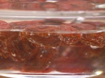 step4: 杞子浸洗瀝水備用
Dip and drain goji berries for later use.