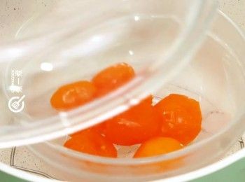 step3: 鹹蛋黃蒸或焗20分鐘至熟，
Steam salted egg yolk for 20 minutes.