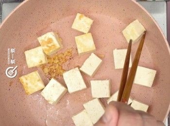step6: 下豆腐粒略煎
Pan fry bean curd cube for a while.