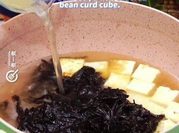 step7: 下蒟蒻、紫菜及鮮菇清湯至蓋過豆腐粒
Add konjac gel, seaweed and mushroom soup until covered bean curd cube.