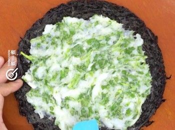 step4: 薄薄的抹在紫菜之上
Smear on seaweed.
