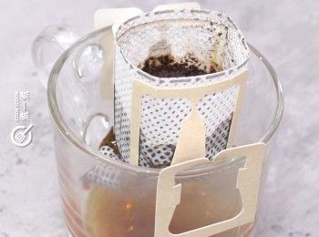 step1: 用熱水沖泡咖啡
Brew the coffee with hot water.