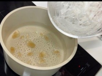 step4: 加入冰糖，用中至細火將冰糖煮溶，再加入大菜絲，煮至完全溶化。