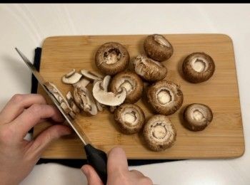 step3: 將啡菇用廚房紙輕輕抹乾淨，切片備用。