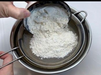 step4: 加入篩過的低筋麵粉、木薯粉、吉士粉和泡打粉，並且攪拌至細滑無粒狀。