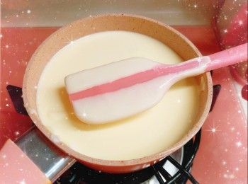 step2: 加入檸檬汁（淡忌廉會開始濃稠；需快手拌勻），煮至開始出現紋路（約10-15分鐘左右；邊煮邊攪拌；煮至顏色呈淡黃色；可用手指在刮刀上輕輕一劃，刮刀上的淡忌廉有明顯的痕跡），熄火