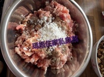 step3: 用五花腩醃料 （五香粉（3茶匙）胡椒粉（1茶匙）生粉3茶匙）水 （3-4湯匙））醃好撈勻備用