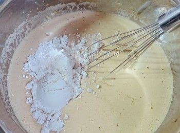step5: 已篩好的麵粉、梳打粉和泡打粉分3次加入，再輕手拌勻至沒有粉粒即可。