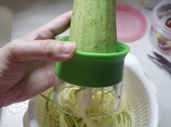 step6: 將翠玉瓜刨成麵條狀。