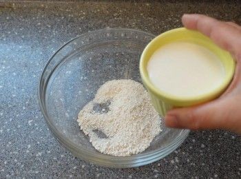 step4: 另一碗中 牛奶 糖及馬蹄粉拌好