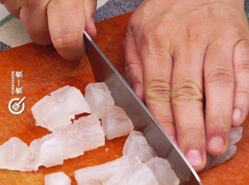 step5: 取出半透明、已凝結的粉團，切成粒狀
Dice the jelly.