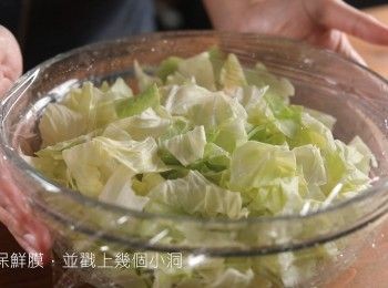 step2: 蓋上保鮮膜並戳上幾個透氣孔後，用600W微波6分鐘。