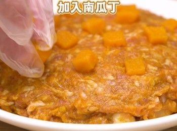 step5: 上碟再放上南瓜丁
Put the patty on plate and put pumpkin dice on top.