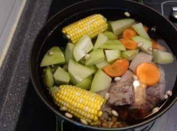 step4: 冷水加入材料 先煲1.5小時