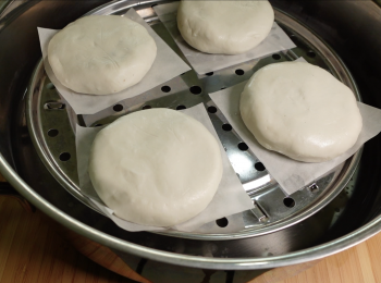 step6: 放在牛油紙上，水煮沸計時，中火蒸12分鐘